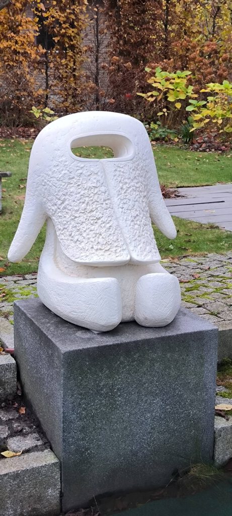 Stiller Begleiter. 2023. Steinguss. Höhe 65 cm